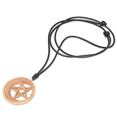 Halskette mit Anhänger aus Knochen und Leder - Handgeschnitzte Halskette mit Mond und Stern aus Leder und Knochen
