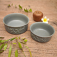 Cuencos de cerámica para servir, 'Clouds over Tabanan' (par) - Juego de 2 Cuencos de cerámica con diseño floral gris hechos a mano en Bali