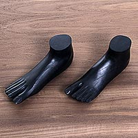 Holzskulpturen, „Schwarze Füße“ (Paar) – Handgeschnitzte Holzskulpturen von Füßen (Paar) aus Indonesien