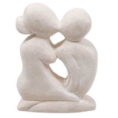 Kalksteinskulptur „Leidenschaftliche Liebe - Handgeschnitzte balinesische romantische Skulptur aus Kalkstein