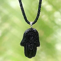 Halskette mit Anhänger aus Leder und Horn, „Hamsa Art“ – Künstlerische Halskette mit Hamsa-Anhänger aus Horn und schwarzem Leder