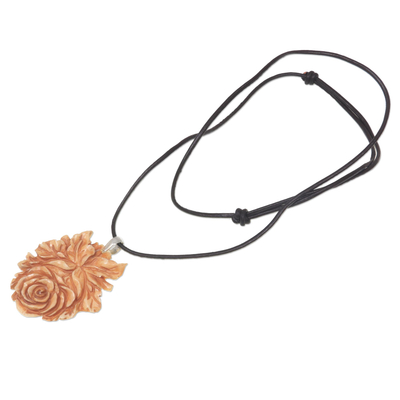 Halskette mit Anhänger aus Kuhknochen und Leder - Handgefertigter floraler Kuhknochen-Anhänger an einer Lederband-Halskette