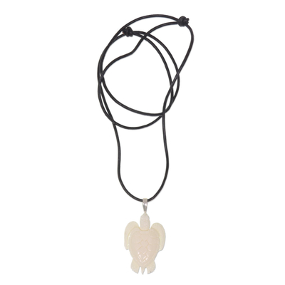 Halskette mit Anhänger aus Knochen und Leder - Handgefertigter weißer Schildkröten-Anhänger an einer Lederband-Halskette