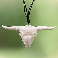 Collar colgante de hueso y cuero, 'Desert Longhorn' - Collar colgante con tema de cuerno largo unisex elaborado artesanalmente