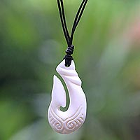 Collar colgante de hueso, 'Anzuelo balinés' - Collar colgante de hueso de anzuelo con cordón de cuero de Bali