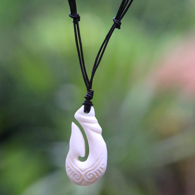 Halskette mit Knochenanhänger - Halskette mit Fischhakenknochen-Anhänger und Lederband aus Bali