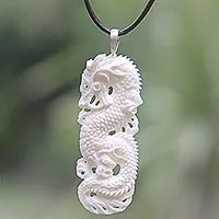 Collar colgante de hueso y cuero, 'White Dragon Guardian' - Colgante de dragón blanco tallado a mano y collar de cordón de cuero