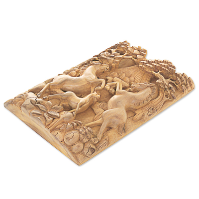 Holzreliefplatte, „Verspielte Familie“. - Handgeschnitzte Holzreliefplatte einer Pferdefamilie aus Bali