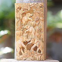 Panel de pared en relieve de madera, 'Caring Elephants' - Panel de relieve de pared de madera tallada a mano con motivo de elefante