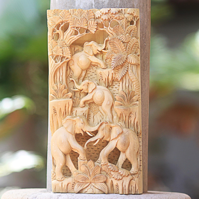 Wandpaneel mit Holzrelief - Handgeschnitzte Wandreliefplatte aus Holz mit Elefantenmotiv
