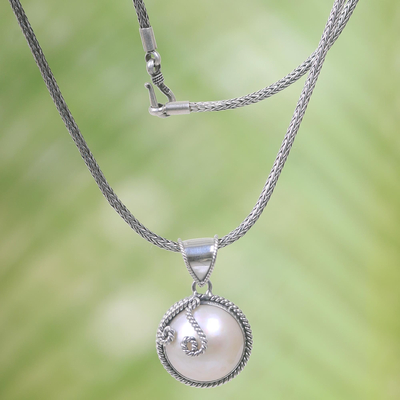 Halskette mit Mabe-Zuchtperlen-Anhängern, 'Silver Full Moon' - Balinesische Halskette aus Sterlingsilber mit Anhänger aus Mabe-Zuchtperlen