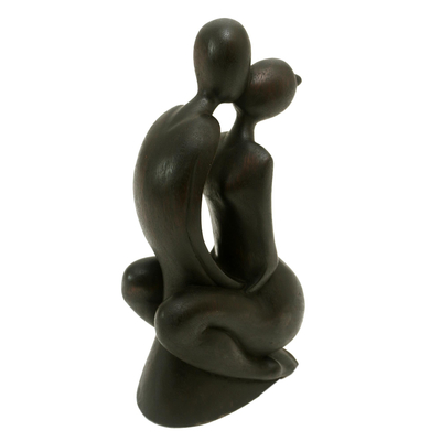 Estatuilla de madera, 'Beso eterno' - Estatuilla de hombre y mujer en madera de suar tallada a mano en negro