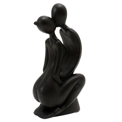 Holzstatuette 'Ewiger Kuss' - Handgeschnitzte Statuette von Mann und Frau aus Suarholz in schwarz