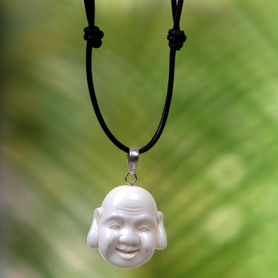 Halskette mit Anhänger aus Knochen und Leder - Balinesische lachende Buddha-Halskette mit Unisex-Anhänger