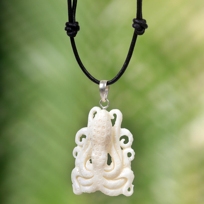 Halskette mit Knochen- und Lederanhänger 'White Bali Octopus' - Halskette mit handgeschnitztem Kraken-Anhänger aus Knochen in Weiß
