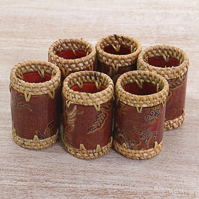 Serviettenringe aus Batik-Baumwolle und Fichtengras, (6er-Set) - Batik-Serviettenringe Floral Brown (6er-Set) aus Indonesien