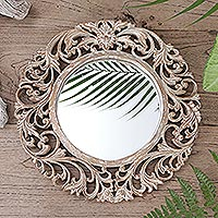 Espejo de pared de madera, 'Balinese Garden' - Espejo de madera redondo encalado con motivos florales grabados