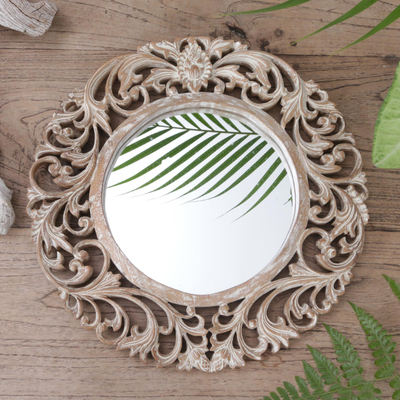 Espejo redondo de madera encalado motivo floral grabado, 'Jardín balinés
