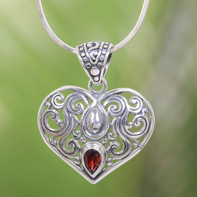 Granat-Anhänger-Halskette, „Tränen aus dem Herzen“. - Balinesische Granat-Herzkette aus Fairem Handel