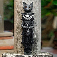 Holzwandskulptur „Grey Palace Cat“ – thailändische graue Katzenskulptur aus handbemaltem Holz