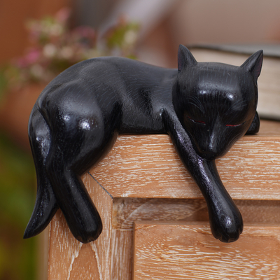 Holzstatuette - Schwarze schlafende Hundestatuette aus Holz von Suar Wood