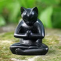 Holzskulptur „Black Cat Prayer“ – Schwarze Katze betet in einer Yoga-Pose, signierte Holzskulptur