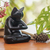 Holzskulptur - Schwarze Katze, die in einer Yoga-Pose betet, signierte Holzskulptur
