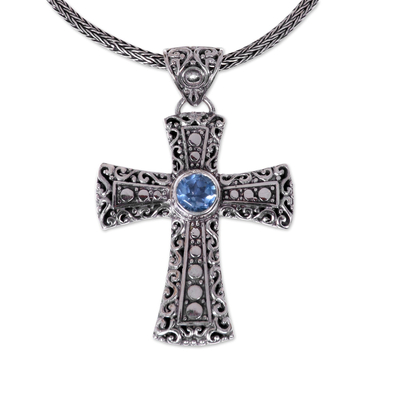 Blaue Topas-Anhänger-Halskette, 'Magnificent Cross - Handgefertigte Kreuz-Halskette aus blauem Topas Sterlingsilber