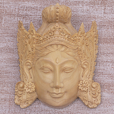 Máscara de madera, 'Sita' - Máscara de madera tallada a mano con motivo floral de Sita de Indonesia