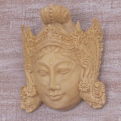 Máscara de madera, 'Sita' - Máscara de madera tallada a mano con motivo floral de Sita de Indonesia