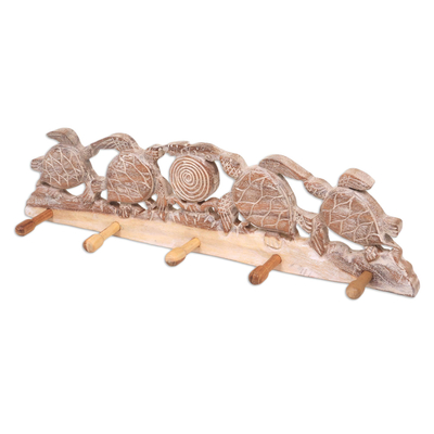 Perchero de madera - Perchero de cinco ganchos de madera encalada con grabado de tortuga