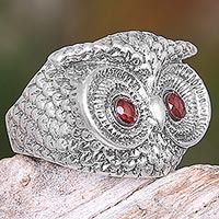 Anillo de cóctel granate, 'Owl Eyes' - Anillo de búho de plata esterlina balinés hecho a mano con ojos granates