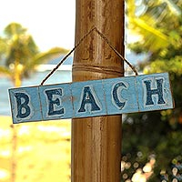 Letrero de madera, 'Playa en azul cielo' - Letrero de madera de playa tallado a mano Agel Grass de Indonesia