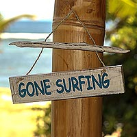Holzschild „Gone Surfing“ – handgeschnitztes nautisches Holzschild mit Grasschnur Indonesien