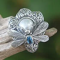 Anillo de cóctel de perlas cultivadas y topacio azul, 'Rafflesia Flower' - Anillo de cóctel de perlas cultivadas Libélula de Indonesia