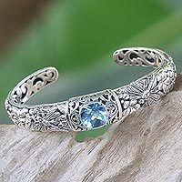 Blautopas-Manschettenarmband, „Heiliger Garten in Blau“ – Blautopas- und Sterlingsilber-Manschettenarmband aus Indonesien