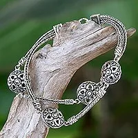 Pulsera de estación de plata de ley con detalles en oro, 'Corazones florecientes' - Pulsera de eslabones con acento de oro de plata de ley de Indonesia