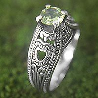 Peridot-Solitärring, „Heart Splendor“ – Handgefertigter Peridot-Solitärring aus Sterlingsilber, Indonesien