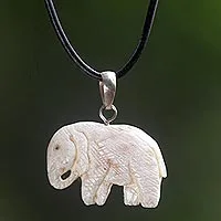 Collar colgante de hueso, 'Elefante estoico' - Collar colgante de hueso hecho a mano Elefante de Indonesia