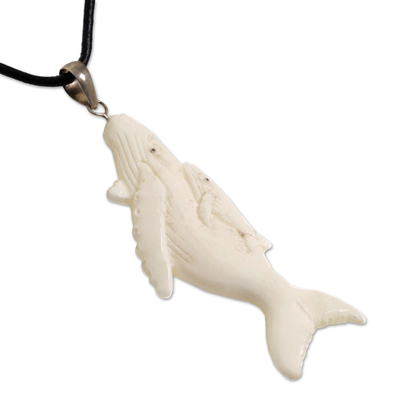 Halskette mit Knochenanhänger - Handgefertigte Halskette mit Knochenanhänger, Wale aus Indonesien
