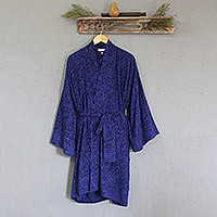 Kurze Rayon-Batikrobe, „Indigo Garden“ – Handgestempelte Batikblumen auf einer kurzen Rayonrobe aus Bali