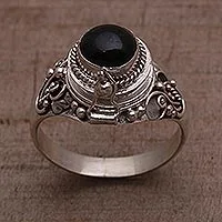 Onyx-Medaillonring, „Gerhana-Schrein“ – Onyx- und 925er-Sterlingsilber-Medaillonring aus Bali