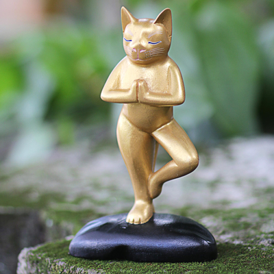Holzskulptur - Handgeschnitzte goldfarbene Holzskulptur Katze aus Indonesien