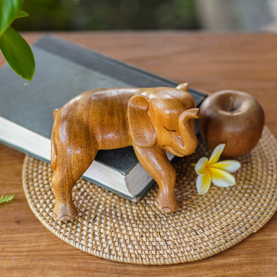 Escultura de madera - Escultura de elefante tallada a mano con acabado natural de Indonesia