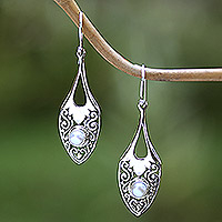 Pendientes colgantes de perlas cultivadas, 'Catch the Moon' - Pendientes colgantes de perlas cultivadas de plata esterlina Indonesia