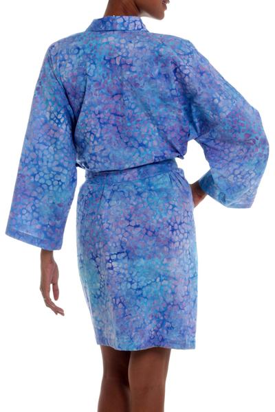 Kurzer Baumwollmantel - Kurze Baumwoll-Batik-Robe in leuchtenden Blau- und Rosétönen