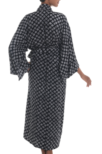 Robe aus Rayon - Schwarz-weiße Rayon-Robe aus Indonesien