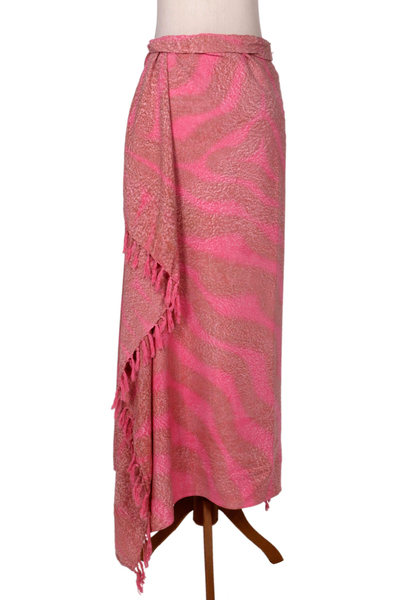 Rayon-Sarong - Handgefertigter rosa und brauner Rayon-Sarong aus Indonesien