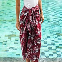 Rayon-Batik-Sarong, „Tropical Garden in Claret“ – Roter floraler Rayon-Sarong mit handgestempeltem Batikmuster