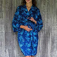 Bata de rayón batik, 'Gorgeous in Cyan' - Bata corta cruzada de rayón balinés con flores de batik azul
